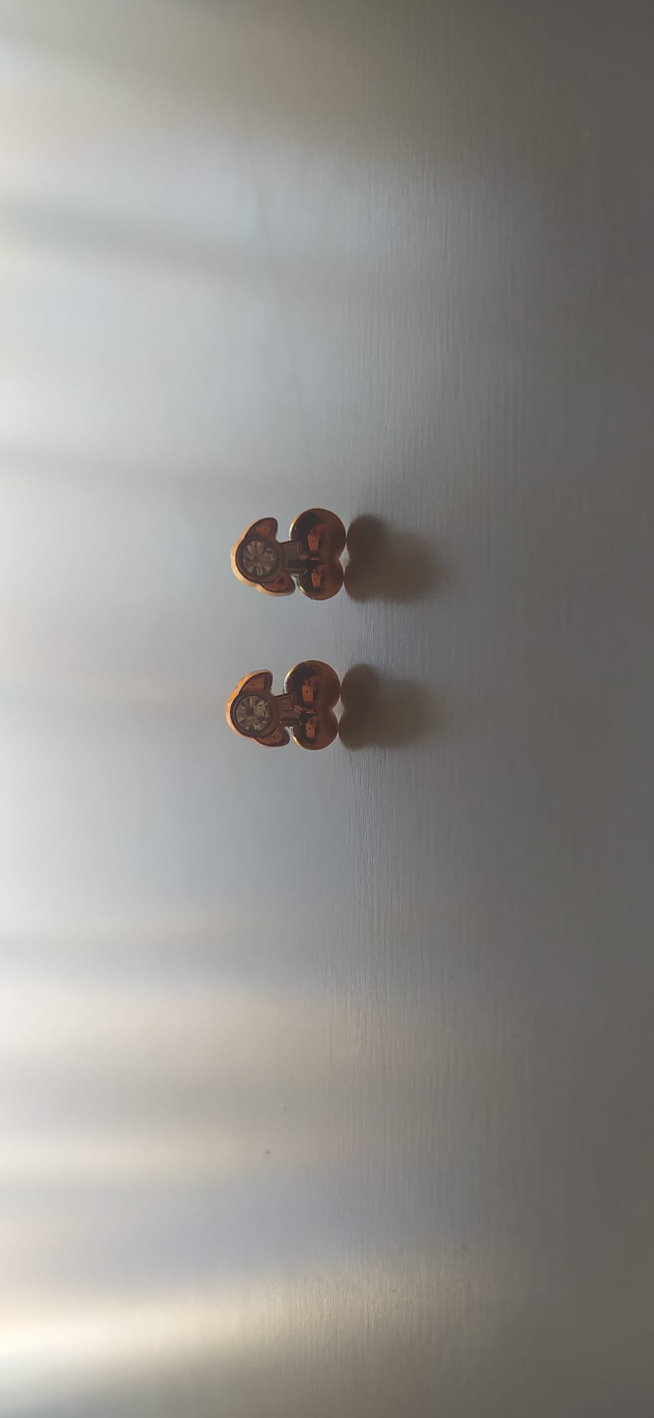 Pendientes dorados con forma de flor y piedra blanca brillante