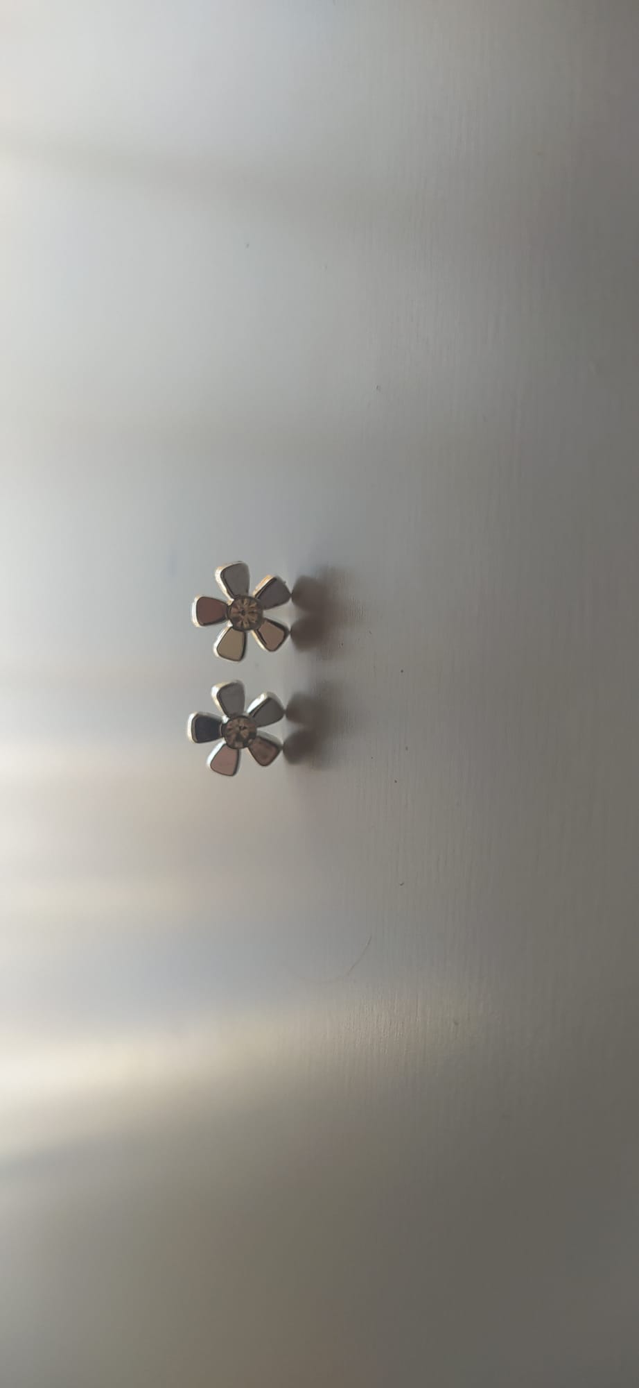 Pendientes con forma de flor multicolor y circonita en el centro
