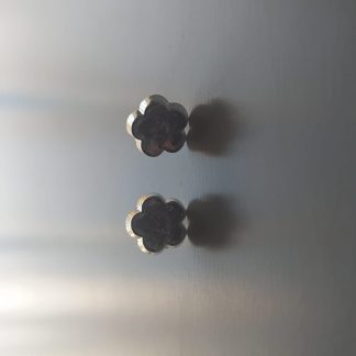 Pendientes plateados en forma de flor con piedra granate