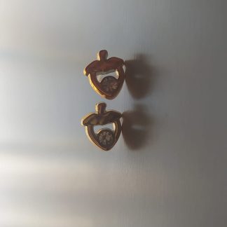 Pendientes dorados con forma de fresa y piedra brillante