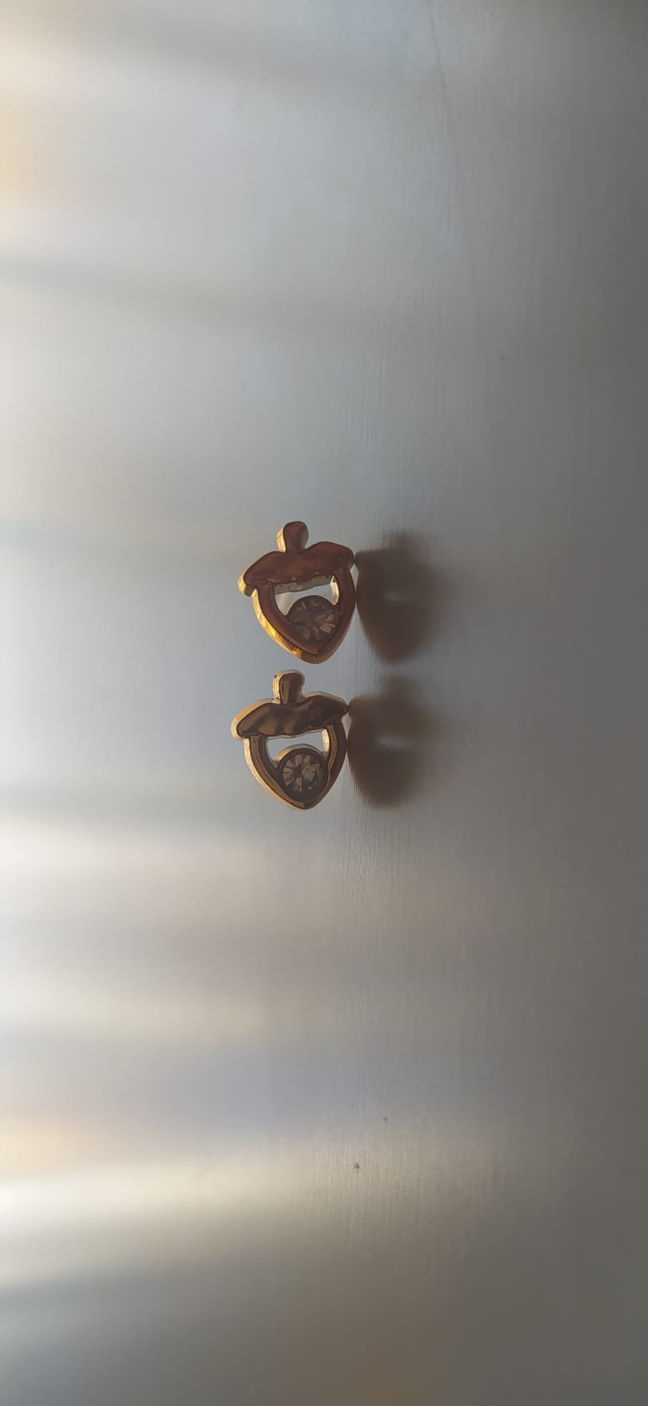 Pendientes dorados con forma de fresa y piedra brillante