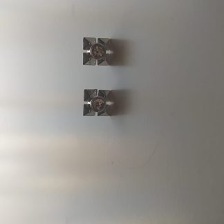 Pendientes plateados de diseño geométrico con circonita central