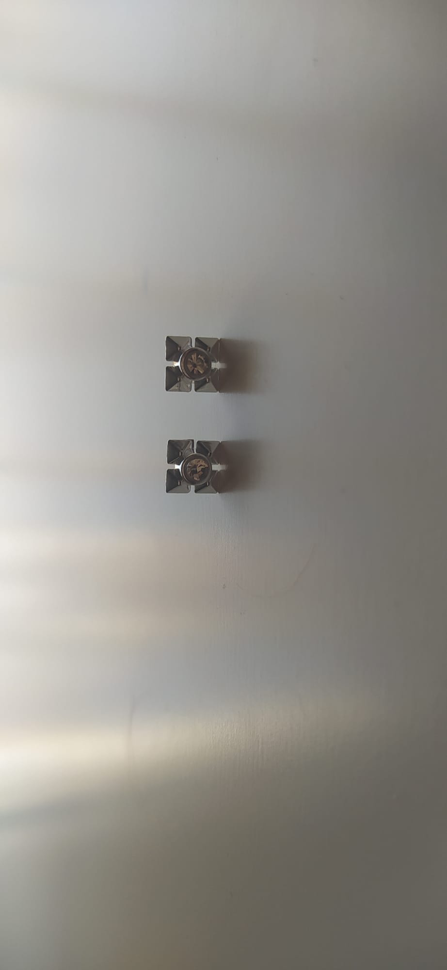 Pendientes plateados de diseño geométrico con circonita central