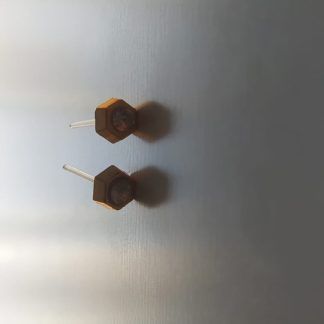 Pendientes dorados hexagonales con piedra ahumada en el centro
