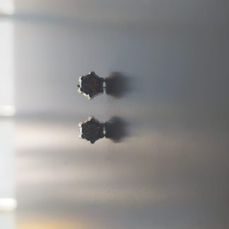 Pendientes de bisutería con forma hexagonal facetada y piedra marrón