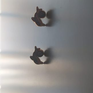 Pendientes dorados de forma irregular con detalle de perla