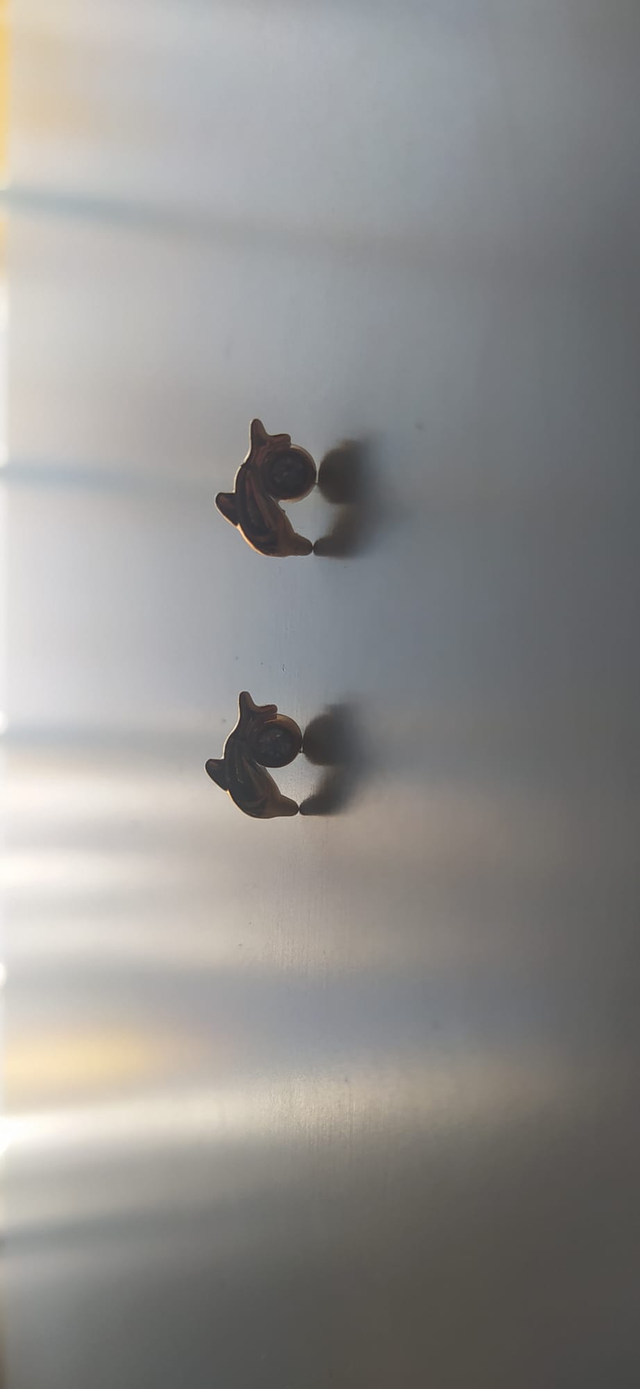 Pendientes dorados de forma irregular con detalle de perla