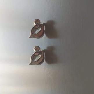 Pendientes plateados con forma de labios y circonita
