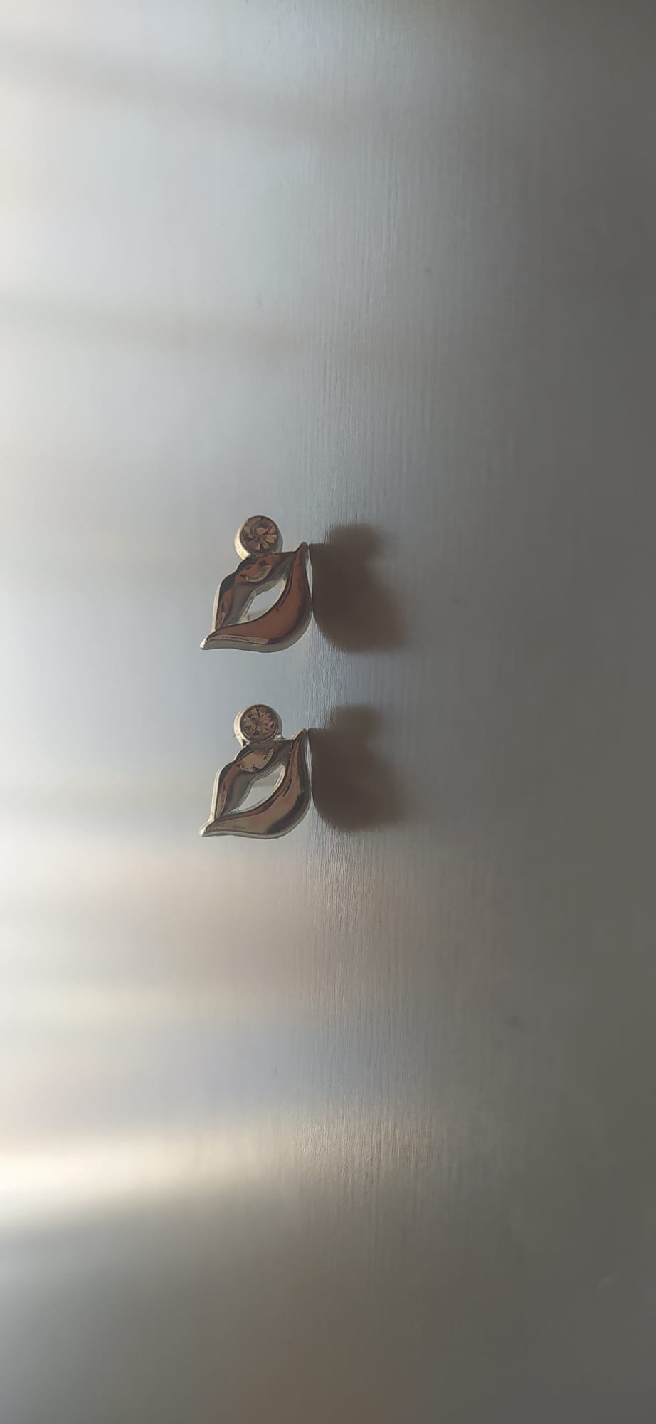 Pendientes plateados con forma de labios y circonita