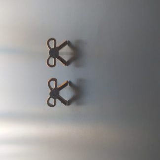 Pendientes de tuerca con diseño geométrico de lazo en tono dorado