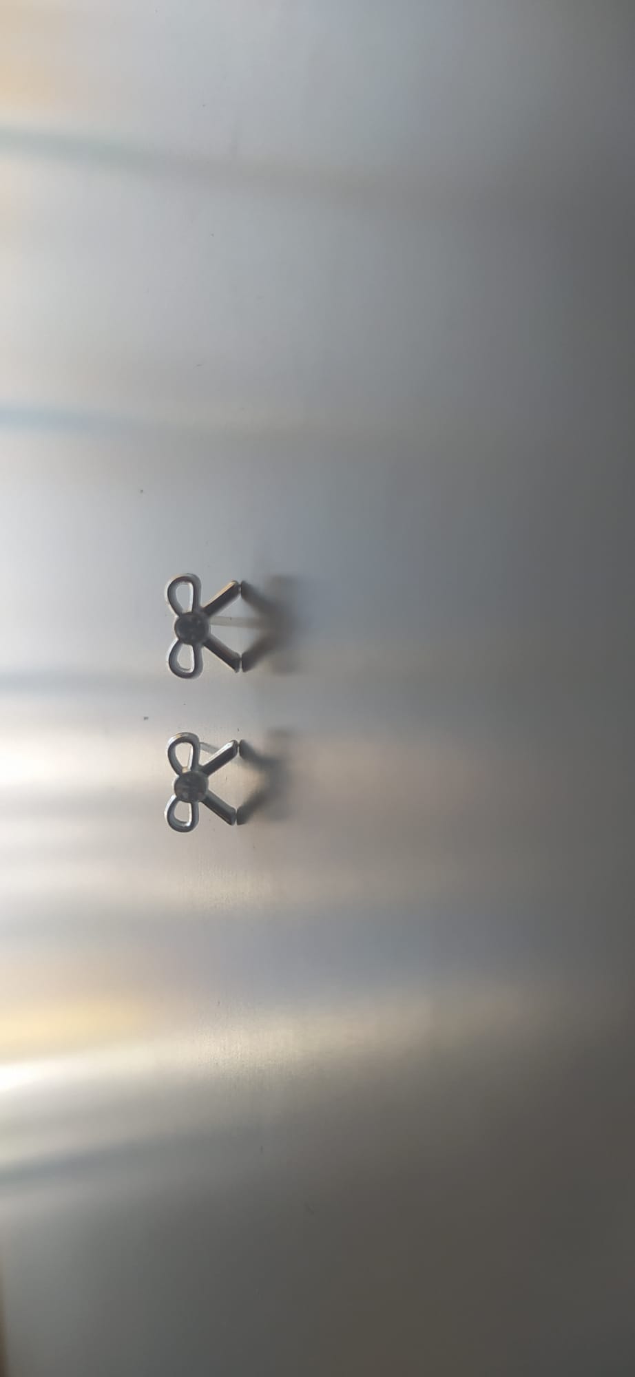 Pendientes de tuerca con diseño geométrico de lazo en plateado