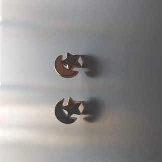 Pendientes dorados con forma de luna y estrella