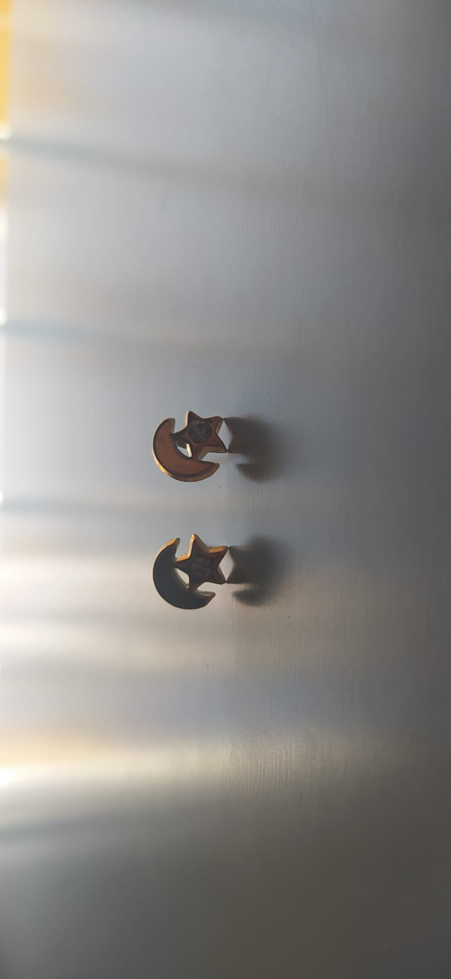 Pendientes dorados con forma de luna y estrella