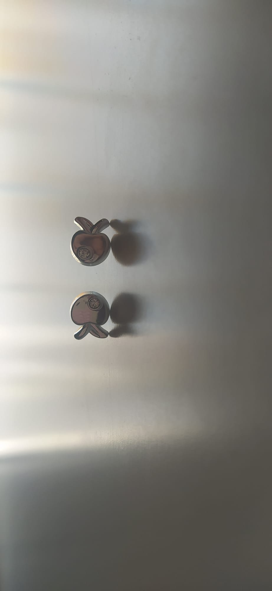 Pendientes en forma de manzana plateada con circonita