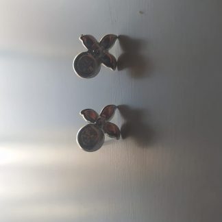 Pendientes de mariposa plateada con piedra brillante