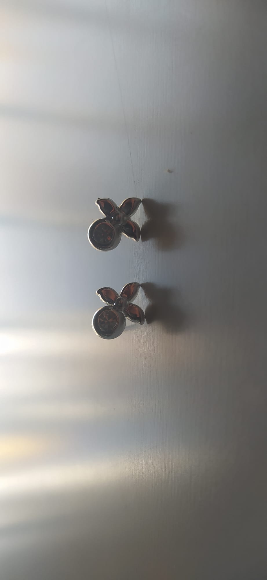 Pendientes de mariposa plateada con piedra brillante