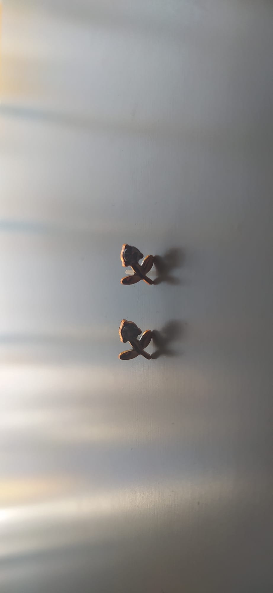 Pendientes en forma de mariposa de color cobrizo