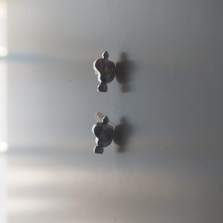 Par de pendientes pequeños de silueta irregular en plateado oscuro