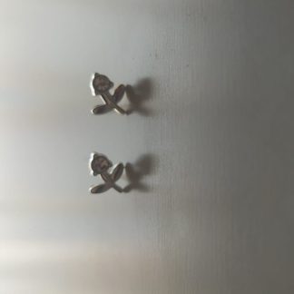 Pendientes plateados con forma de cruz y flor con circonita