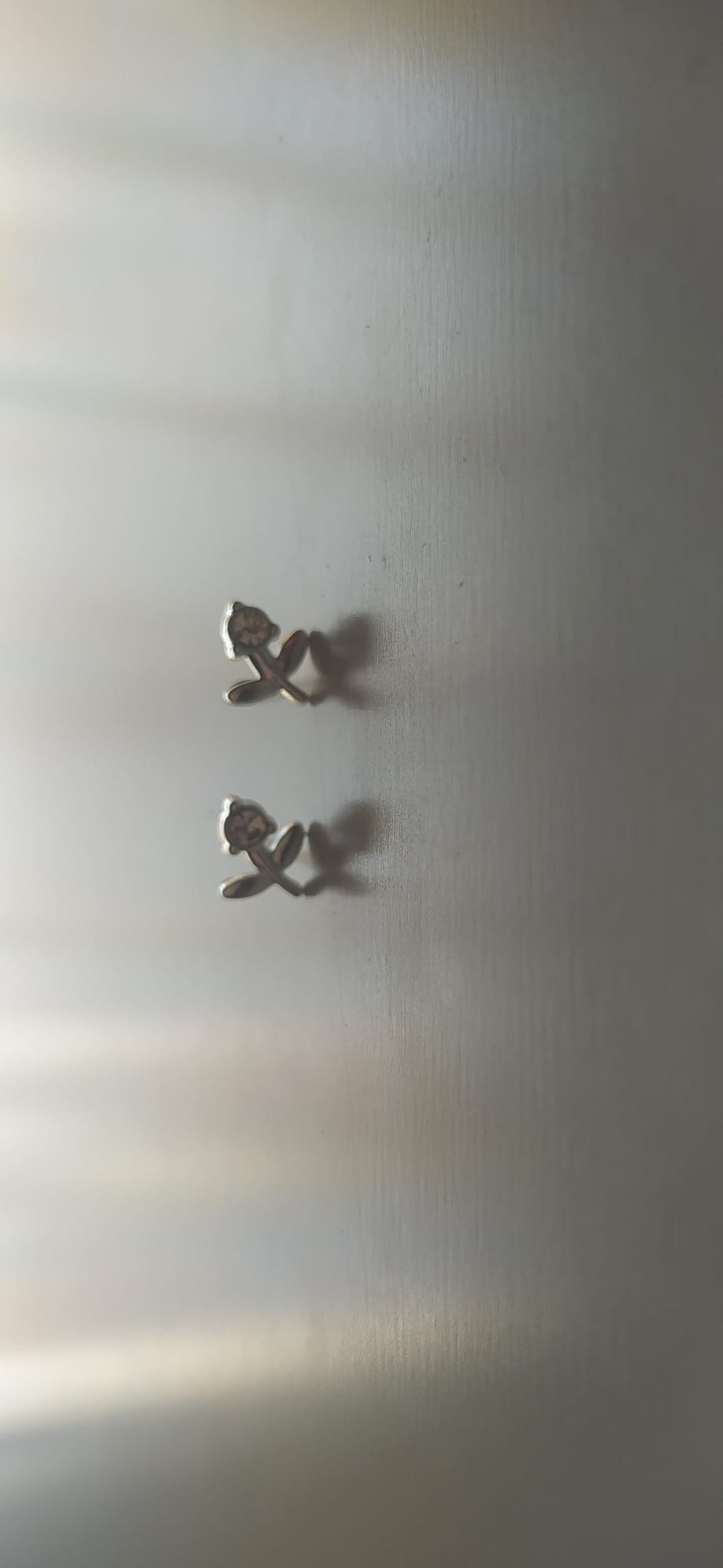 Pendientes plateados con forma de cruz y flor con circonita