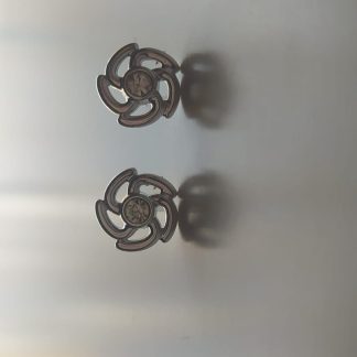Pendientes plateados con diseño de flor en espiral y circonita