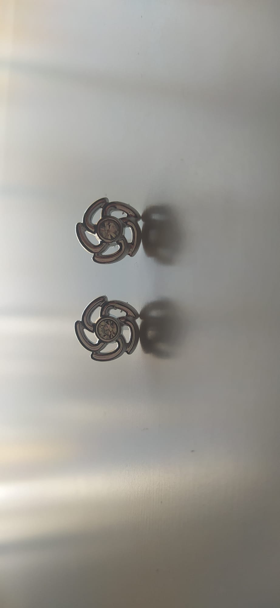 Pendientes plateados con diseño de flor en espiral y circonita