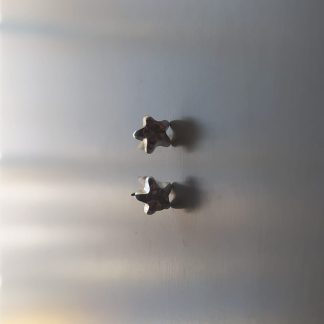 Pendientes de bisutería plateados en forma de mini estrella brillante