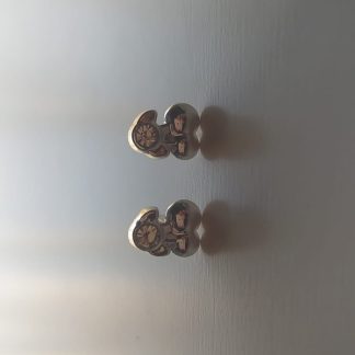 Pendiente plateado con forma de osito y circonita dorada