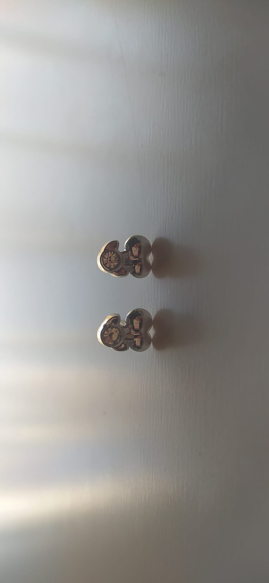 Pendiente plateado con forma de osito y circonita dorada