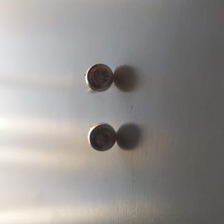 Par de pendientes redondos plateados con circonita en el centro