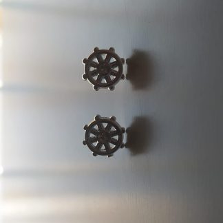 Par de pendientes con forma de timón de barco plateado y circonita central