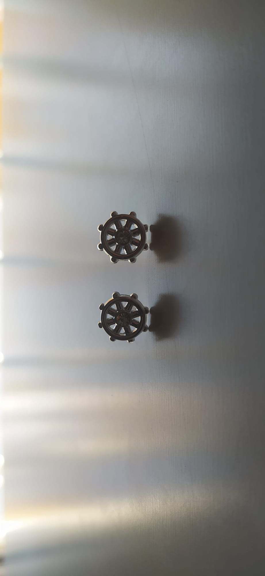 Par de pendientes con forma de timón de barco plateado y circonita central