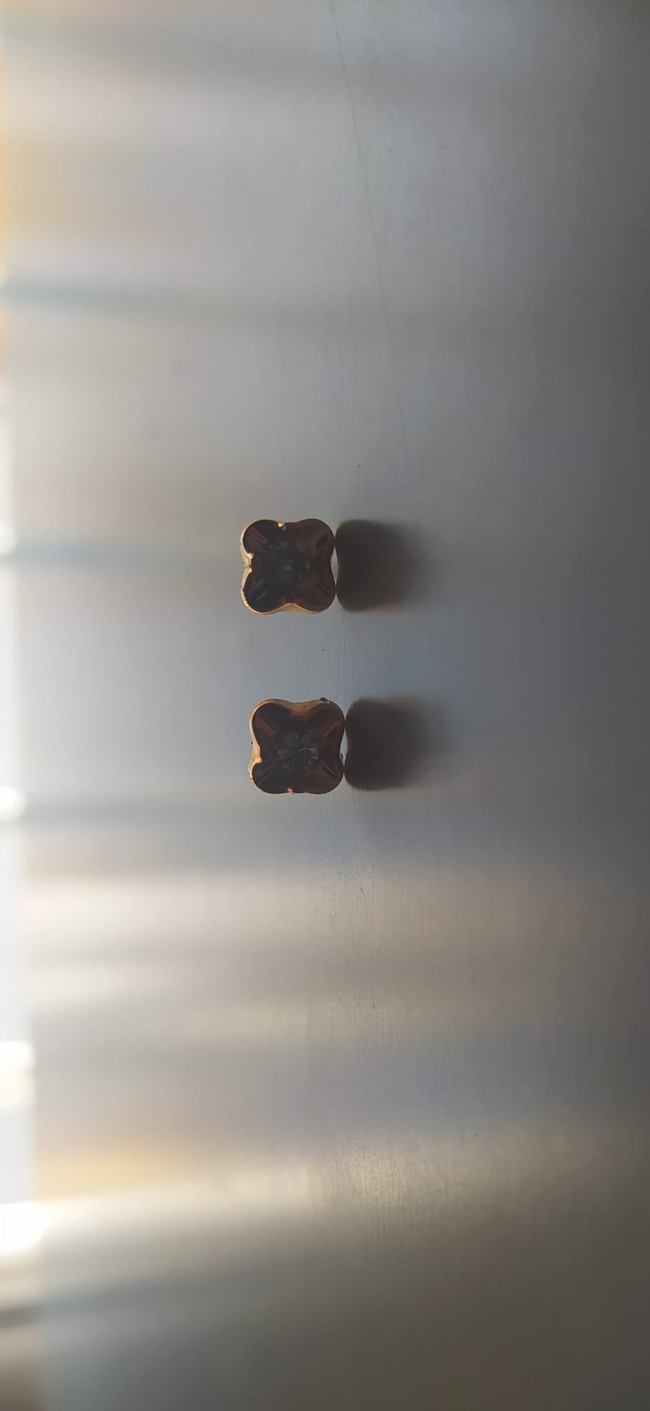 Pendientes dorados en forma de trebol con circonitas