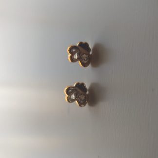 Pendientes en forma de trébol dorado con circonita central