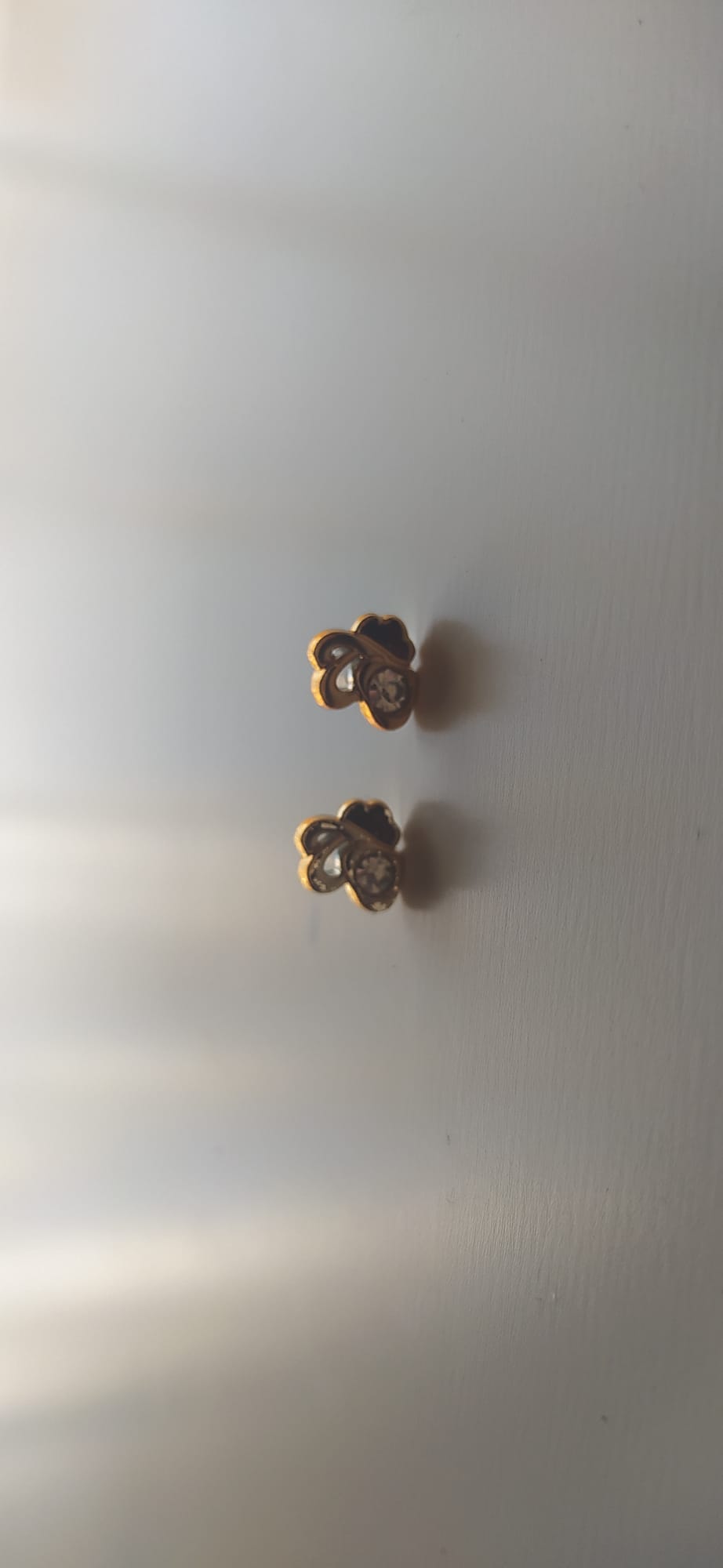 Pendientes en forma de trébol dorado con circonita central