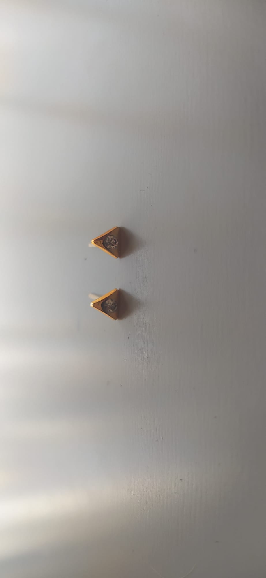 Pendientes triangulares dorados con circonita central