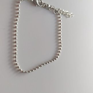 Pulsera de bolitas plateadas brillantes con cierre de mosquetón