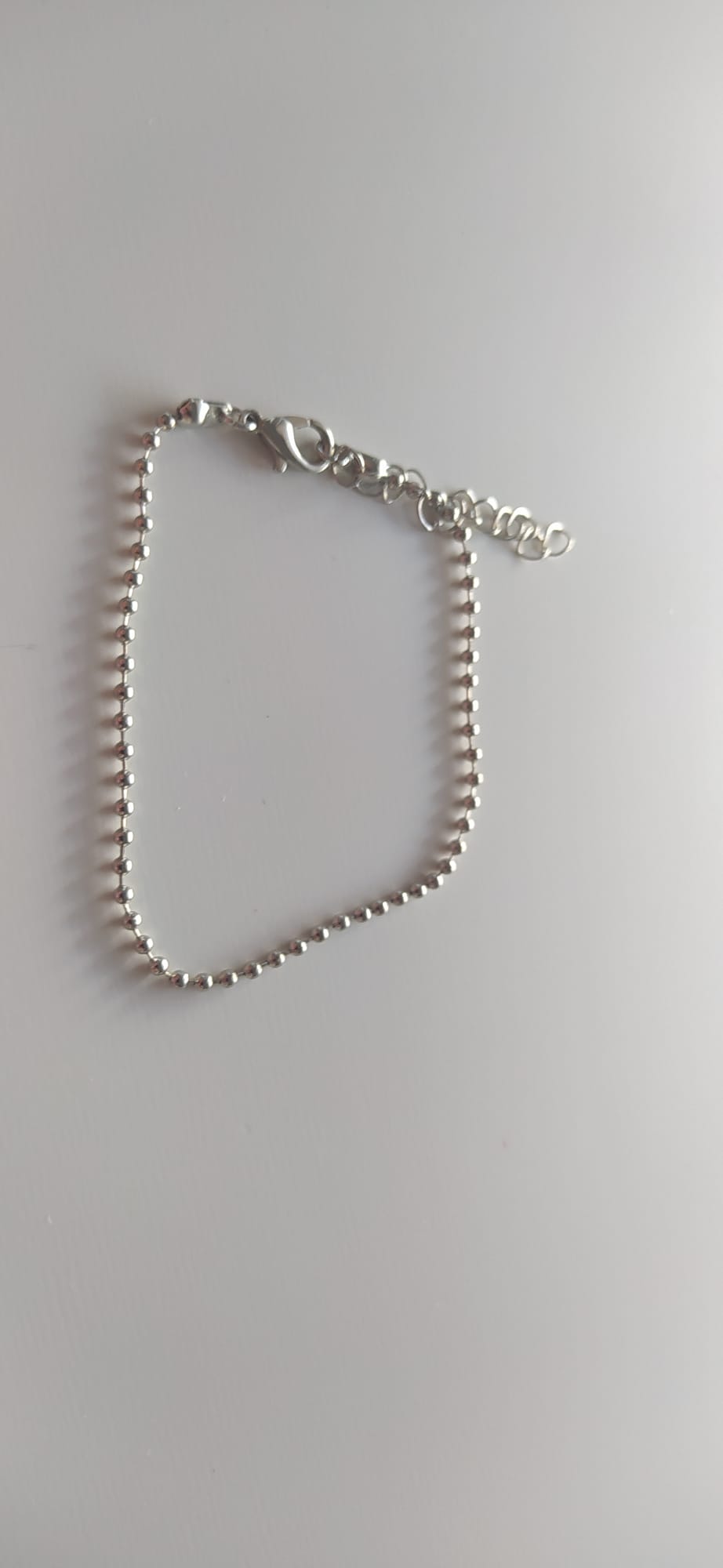 Pulsera de bolitas plateadas brillantes con cierre de mosquetón