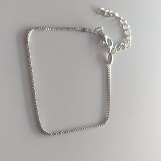 Pulsera fina de cadena plateada tipo veneciana con cierre de mosquetón