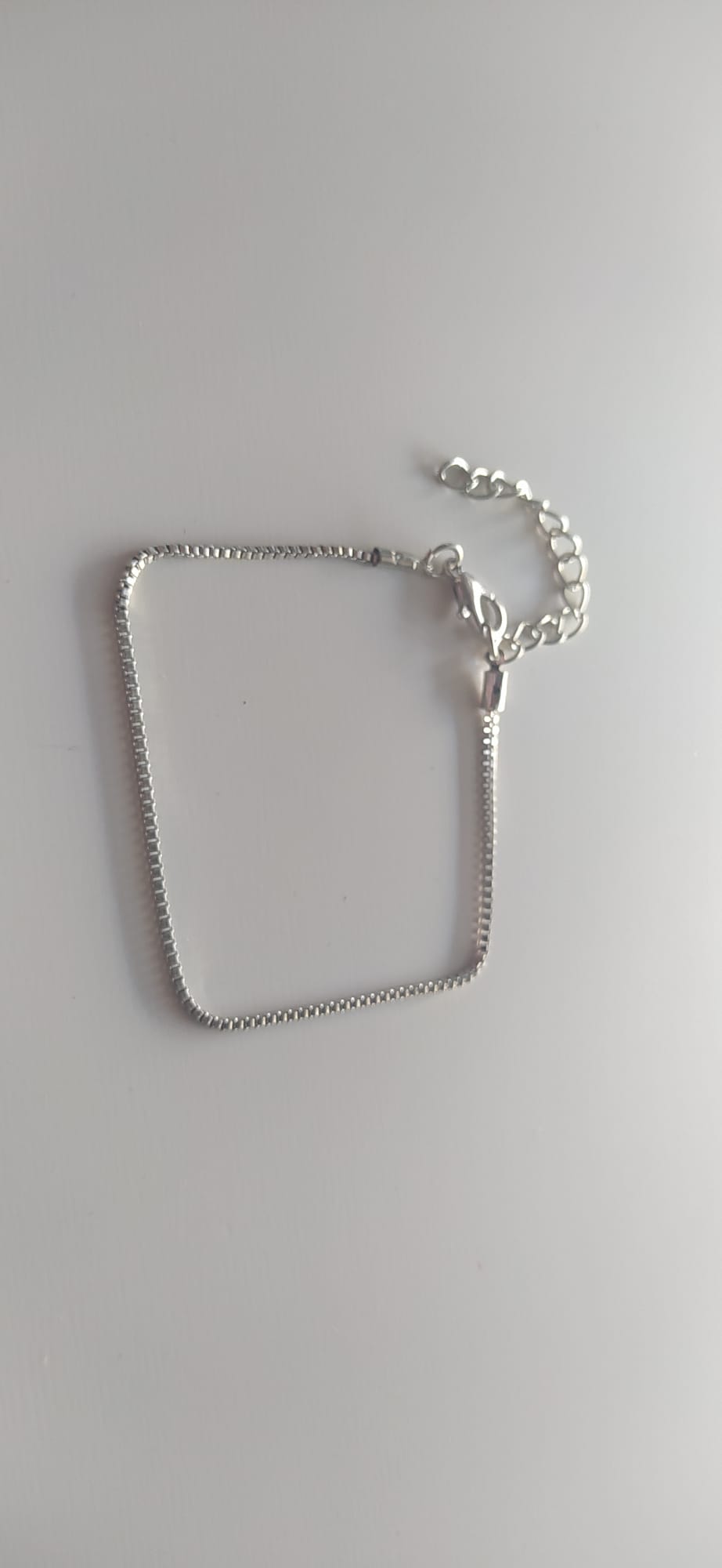 Pulsera fina de cadena plateada tipo veneciana con cierre de mosquetón