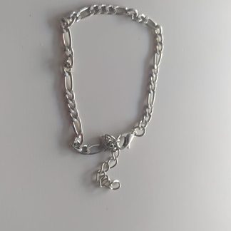Pulsera de cadena plateada con eslabones estilo Figaro sobre fondo claro