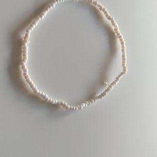 Pulsera artesanal de cuentas blancas con brillo nacarado