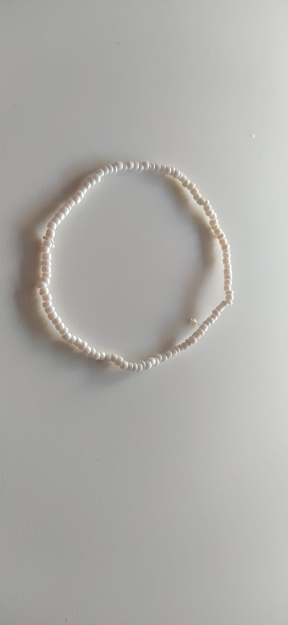 Pulsera artesanal de cuentas blancas con brillo nacarado