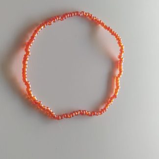 Pulsera artesanal de cuentas naranja translúcido con brillo