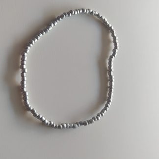 Pulsera artesanal de cuentas plateadas mate