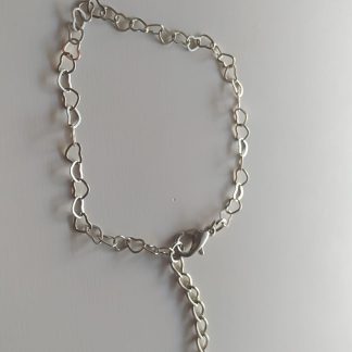 Pulsera plateada de eslabones en forma de corazón con cierre de mosquetón