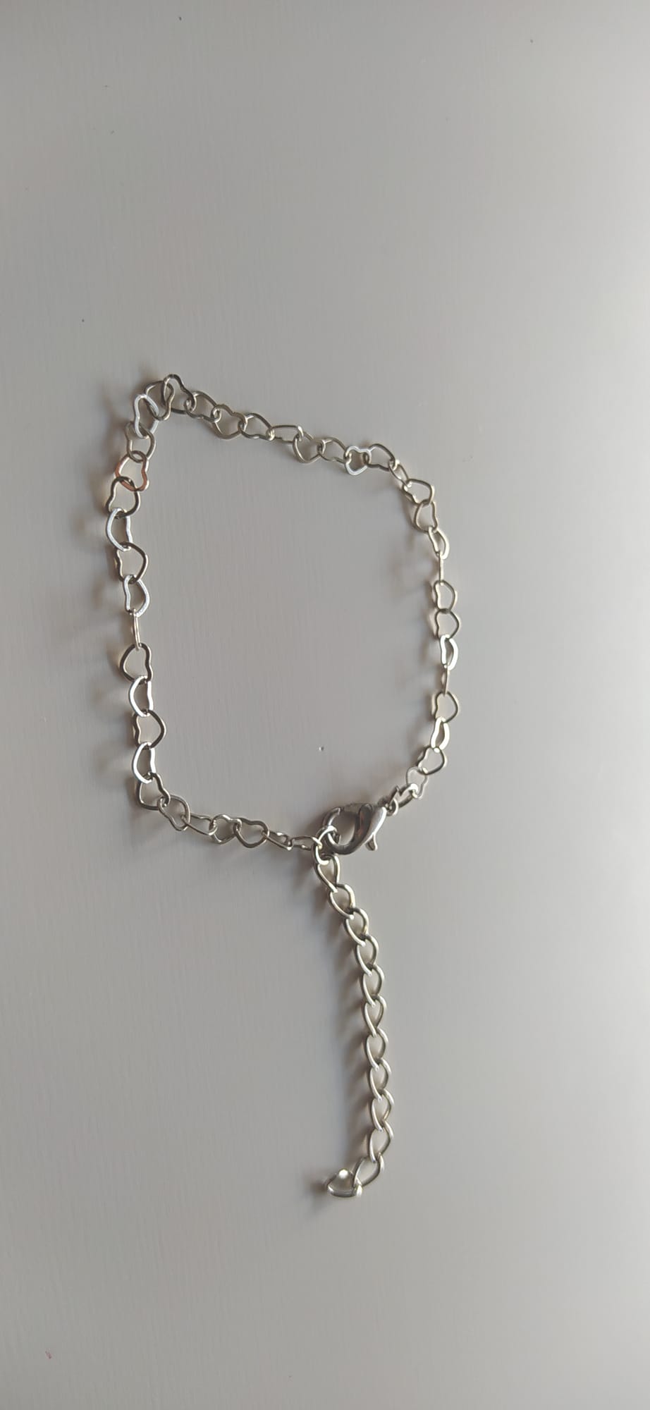 Pulsera plateada de eslabones en forma de corazón con cierre de mosquetón