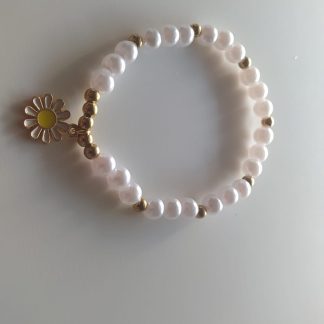Pulsera artesanal de perlas blancas con dije de margarita dorada y amarilla