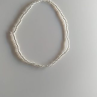 Pulsera artesanal de doble hebra con cuentas plateadas brillantes