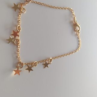 Pulsera dorada con varios colgantes en forma de estrella